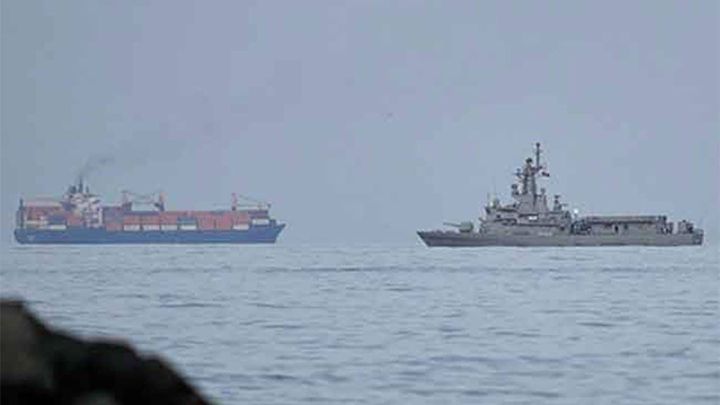 அனுமதி இன்றி ஹோர்முஸ் நீரிணை ஊடாக பாகிஸ்தான் நோக்கிச் சென்ற கப்பலைத் திருப்பி அனுப்பியது ஈரான்!