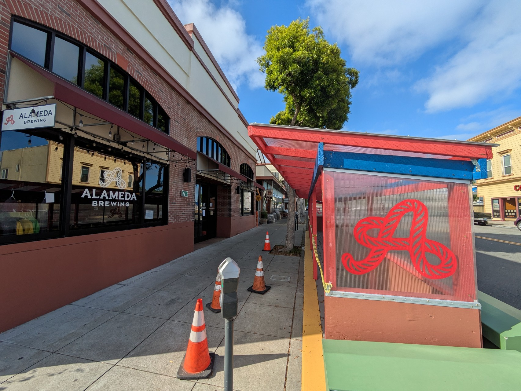 a new parklet built next to the sidewalk of Park Street for Alameda Brewing