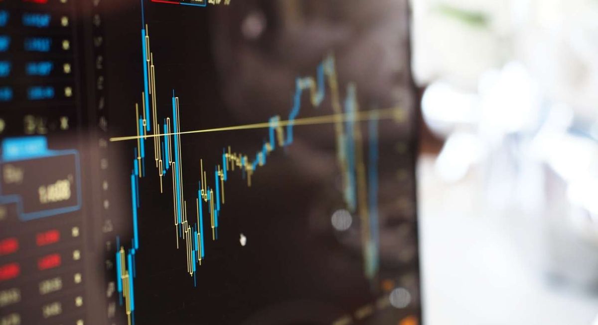 The differences between trading cryptocurrencies and stocks