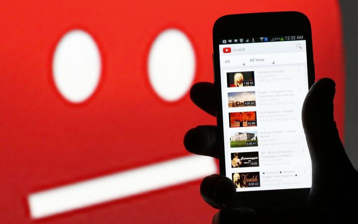 FAKE YOUTUBE VIEWS?! Anchor launches podcast Listener Support and Apple makes a big (re)hire