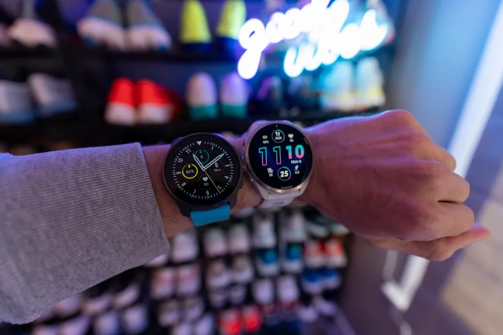 Race S (left), Forerunner 965 (right)
