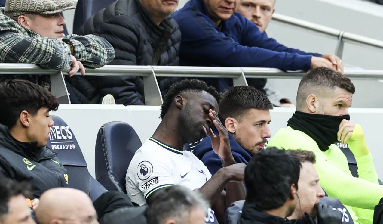Davinson Sánchez shows his frustration after being benched as a substitute.