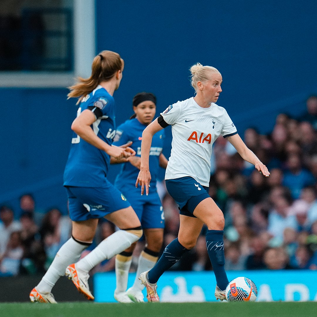 Eveliina Summanen dribbles the ball.