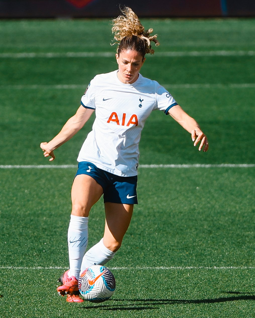 Luana Bühler dribbles the ball.