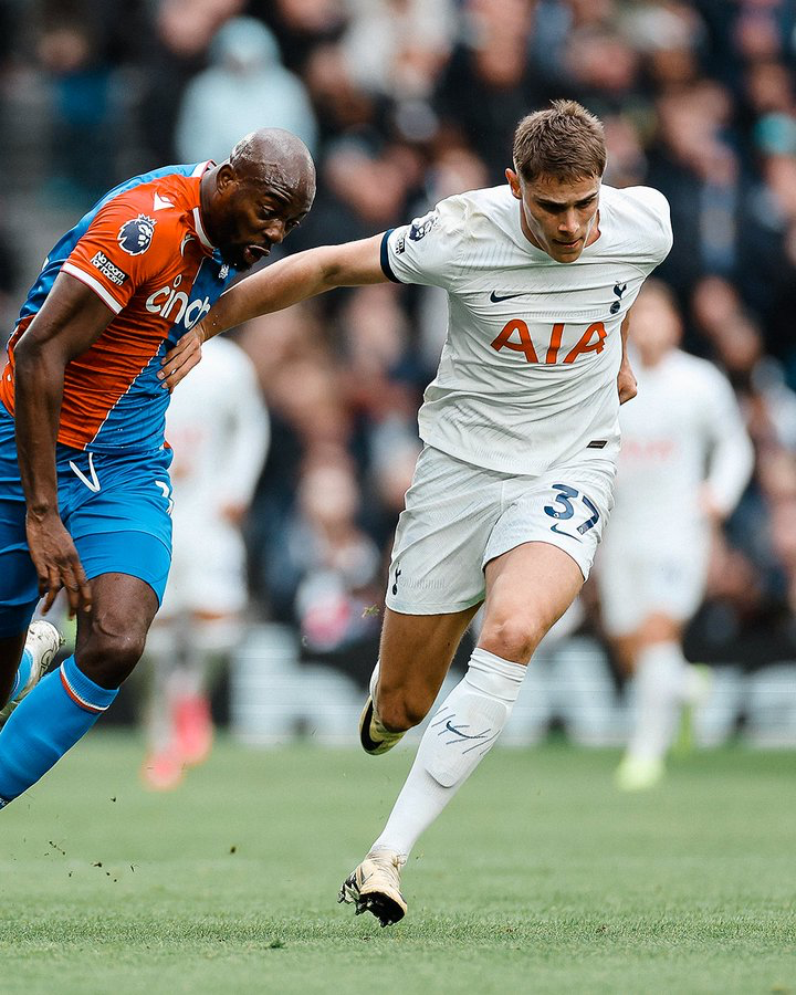 Micky van de Ven sprints past a Crystal Palace player.