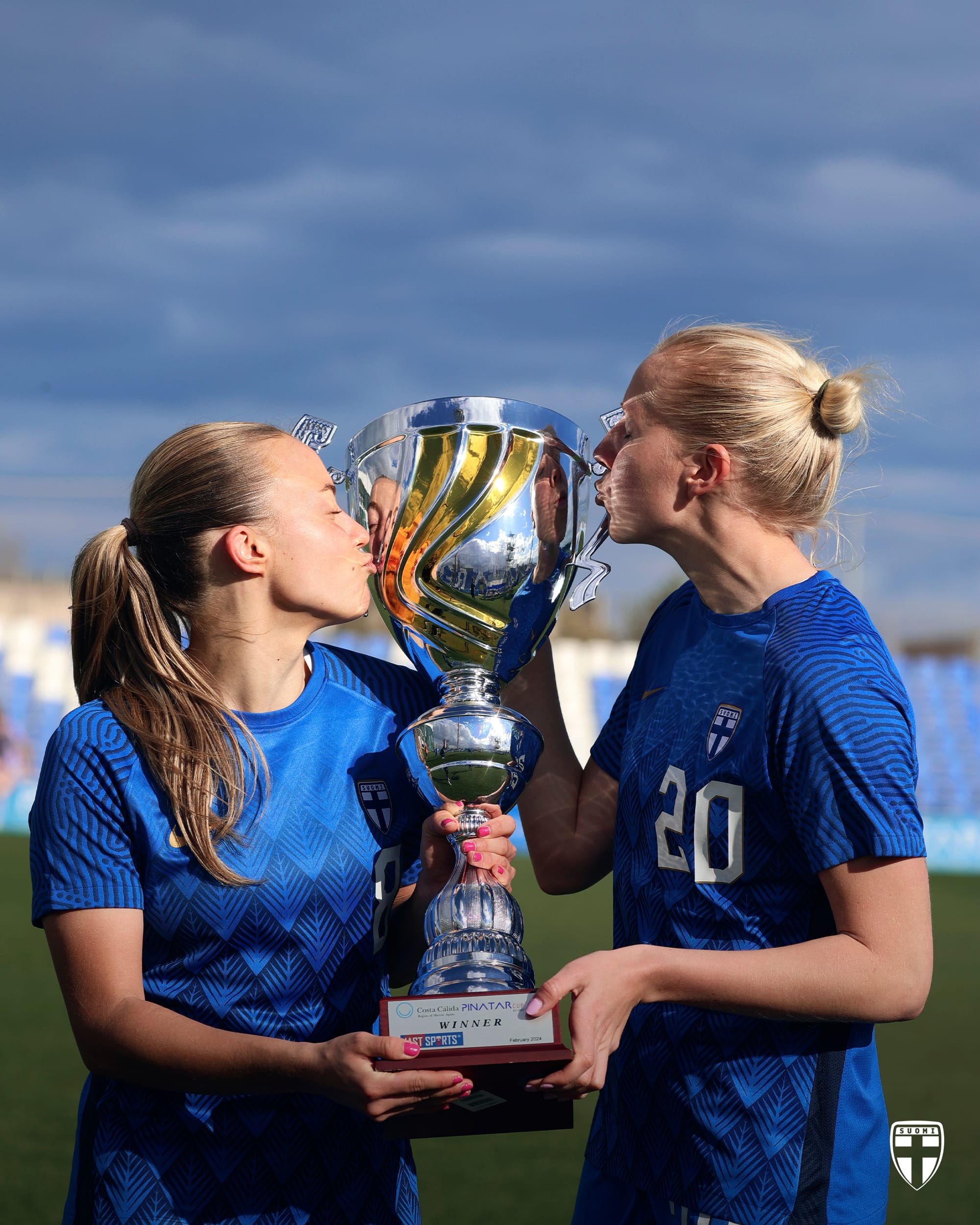 Olga Ahtinen and Eveliina Summanen kiss the Pinatar Cup trophy.