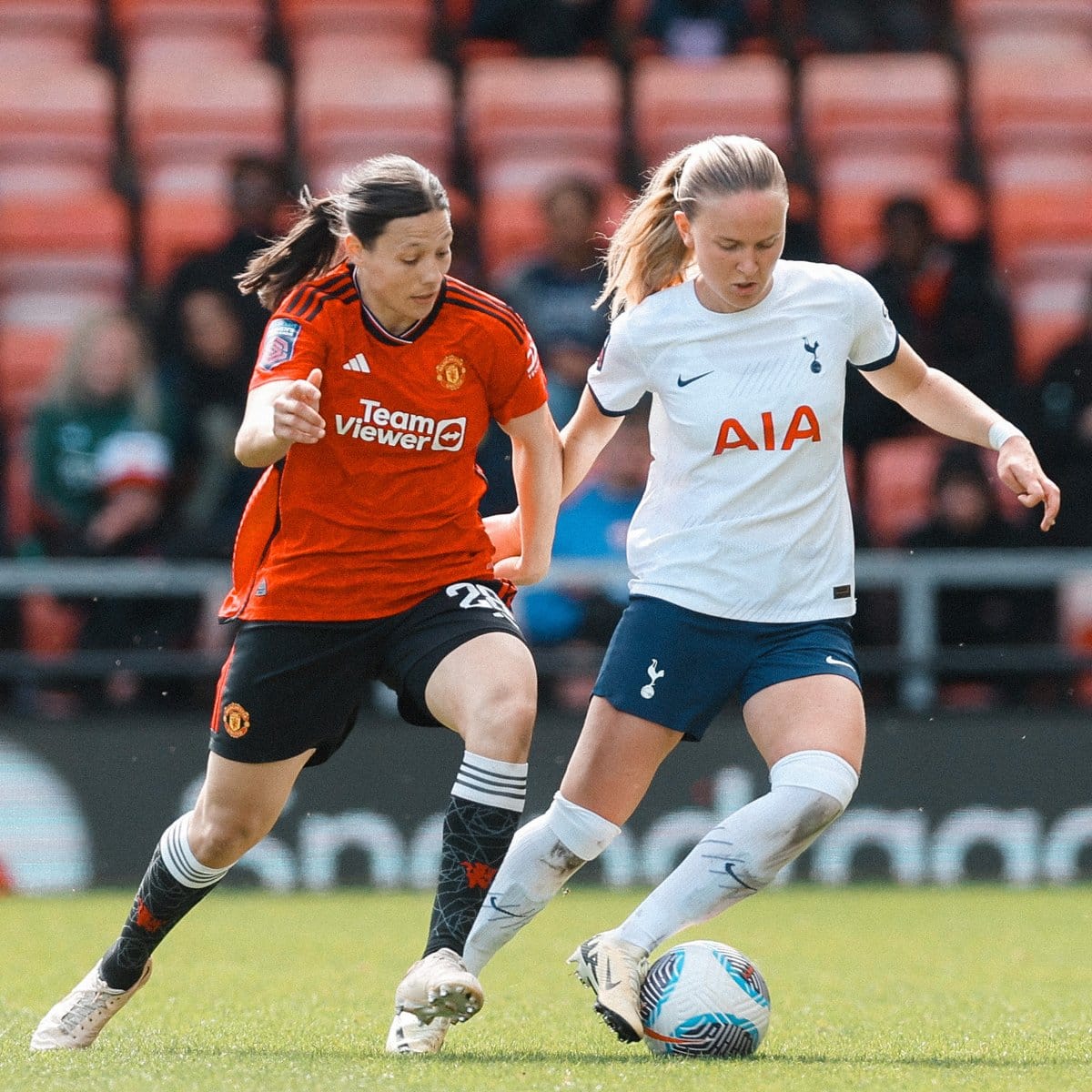Matilda Vinberg challenges Rachel Williams for the ball.