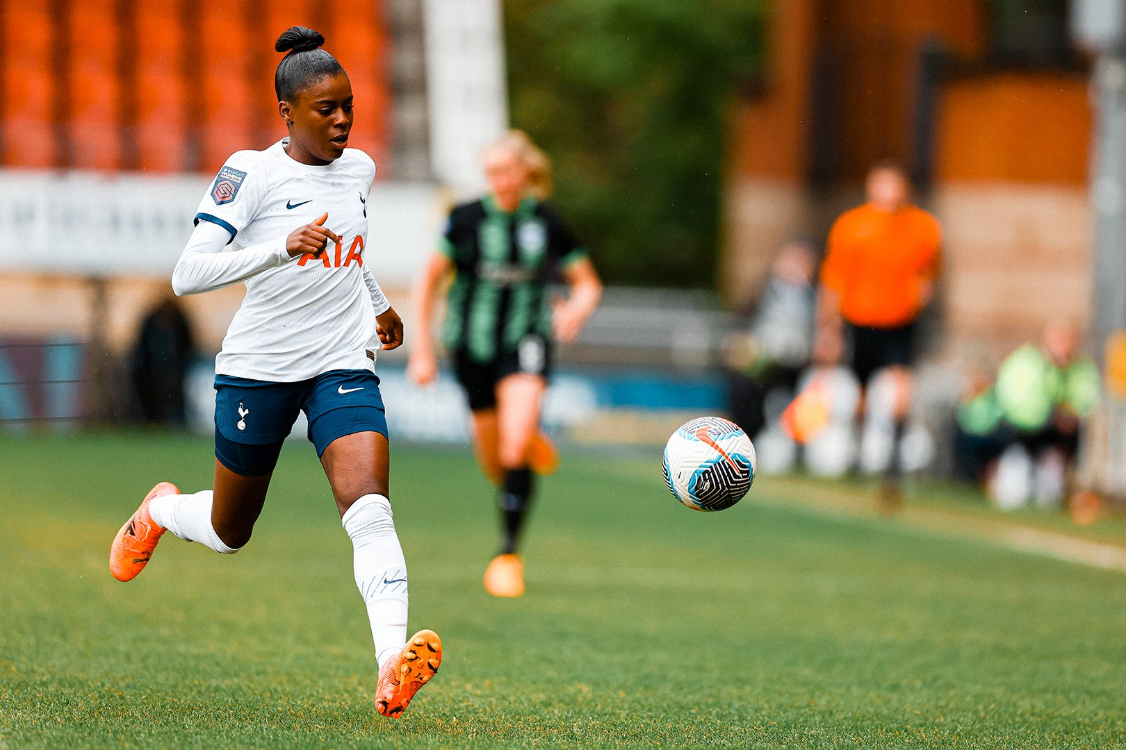 Jess Naz dribbles the ball.