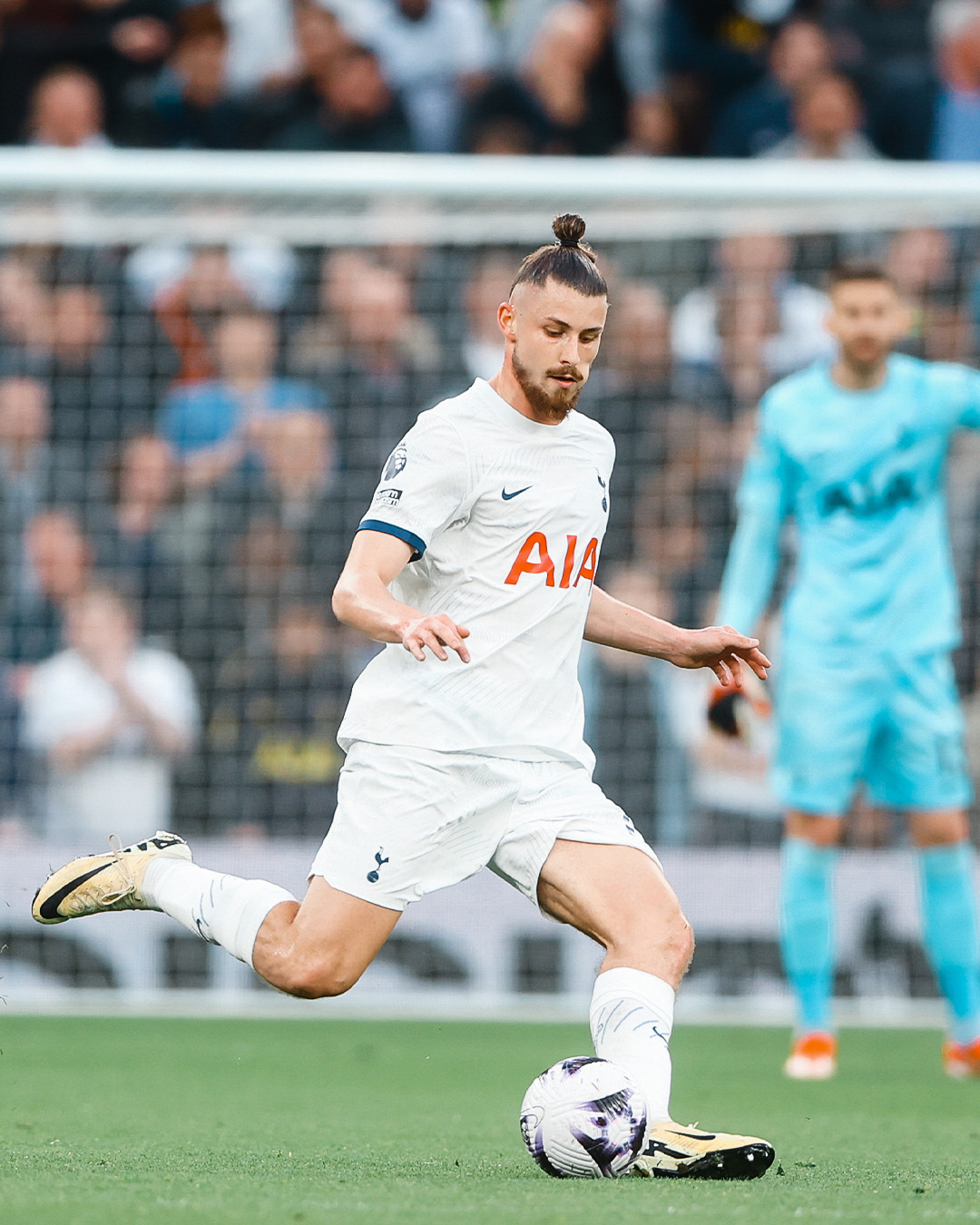 Radu Drǎgușin makes his third start for Spurs at left centerback.