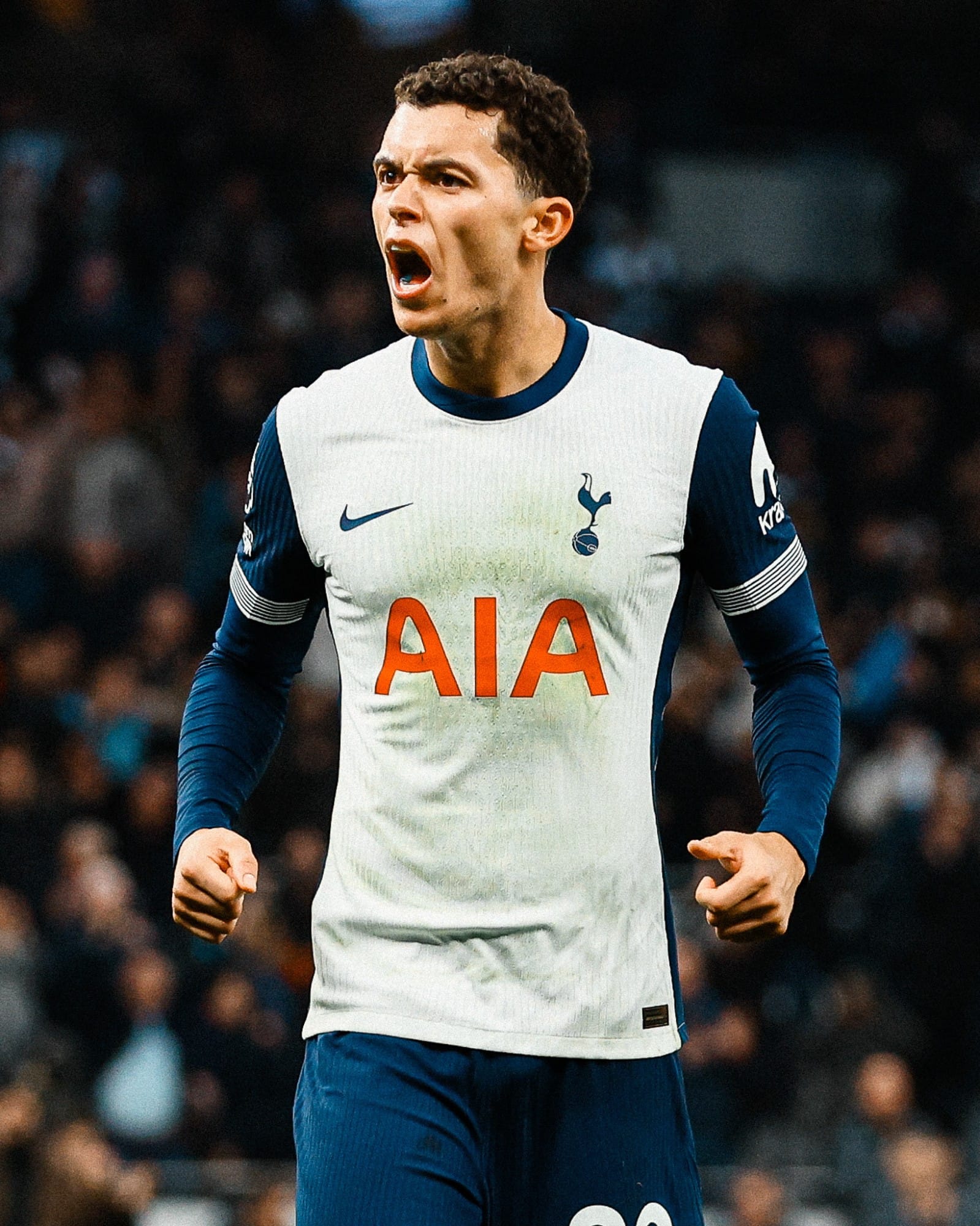 Brennan Johnson roars to celebrate his goal. 