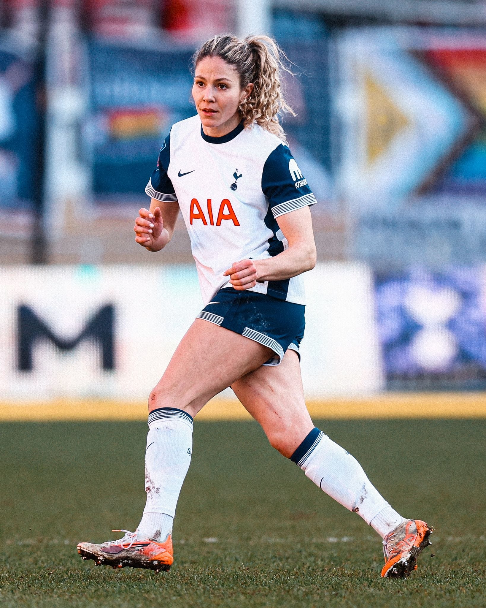 Luana Bühler assesses the field. 