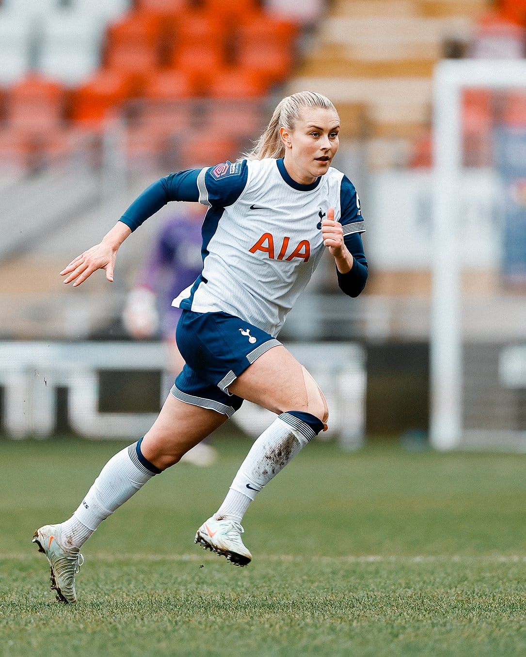 Amanda Nildén runs on the pitch.