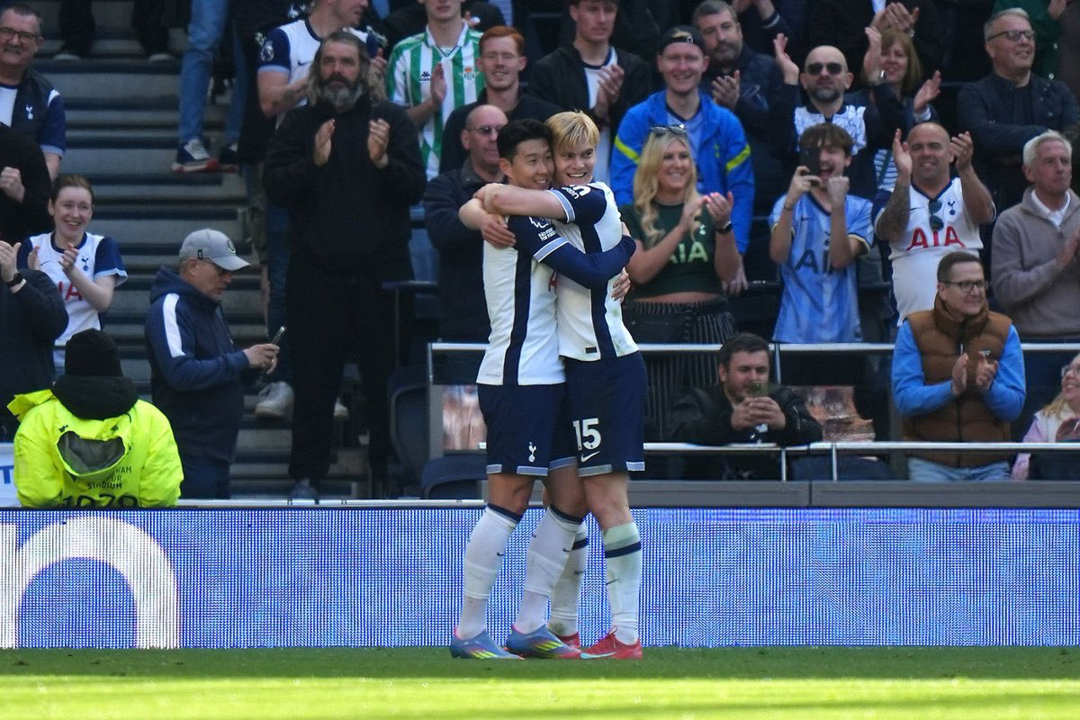 Son Heung-min hugs Lucas Bergvall.