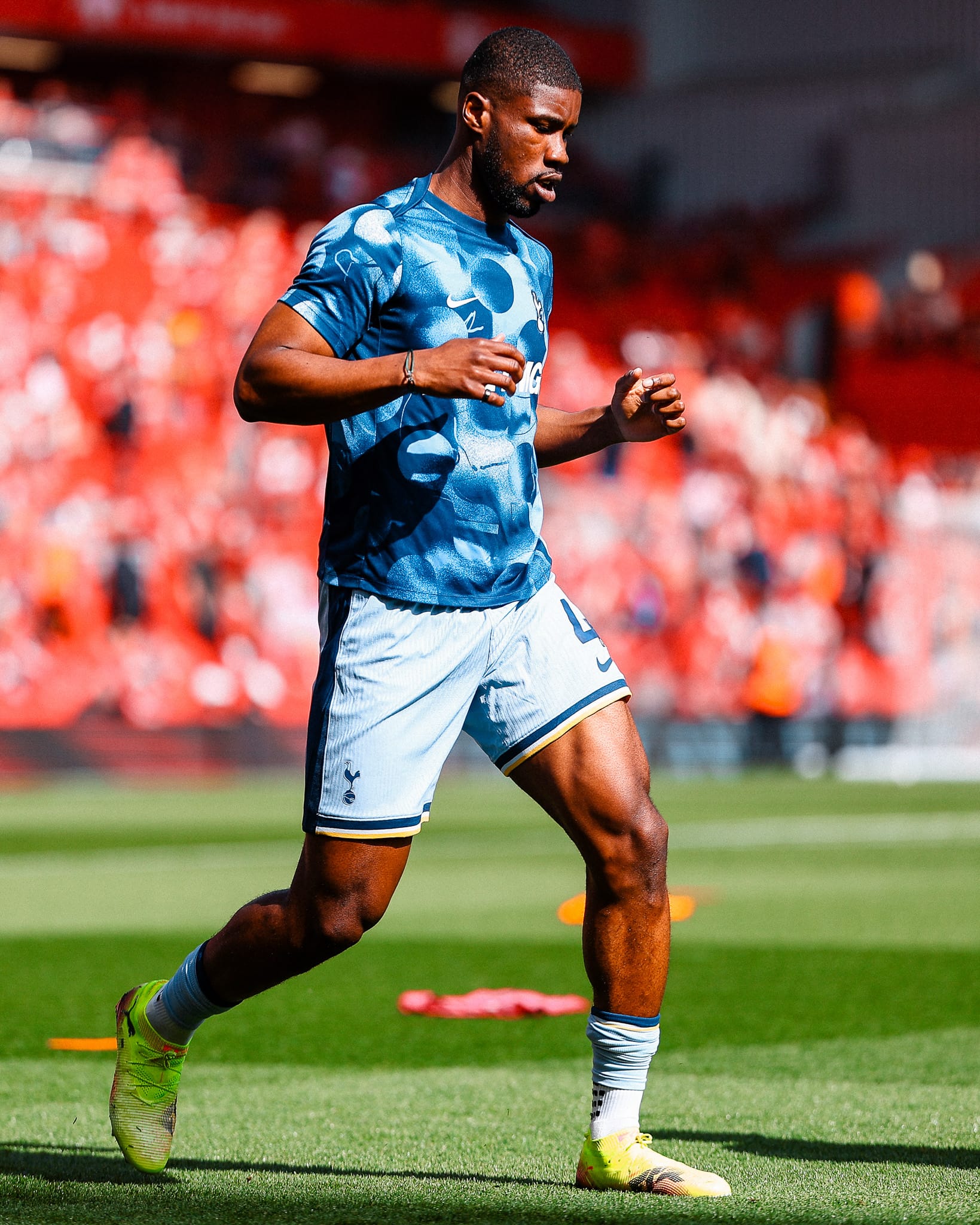 Kevin Danso warms up before the game.