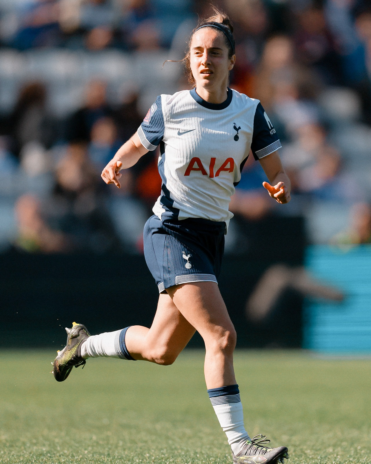 Maite Oroz scans the pitch mid-stride.
