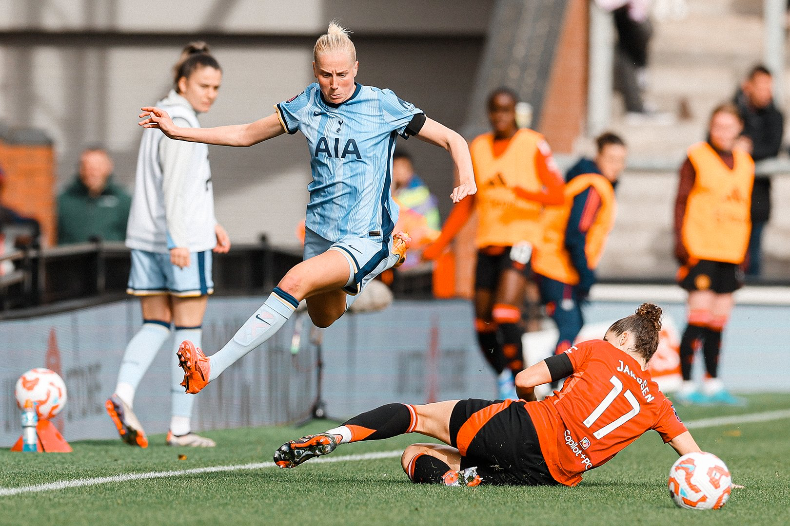 Eveliina Summanen leaps over Dominique Janssen.