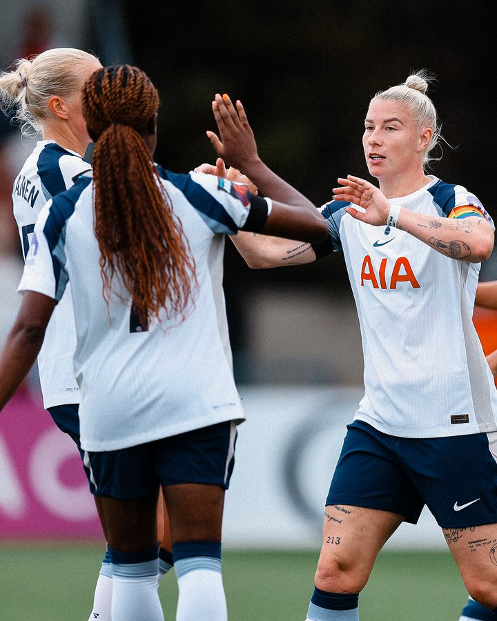 Beth England reaches out for high fives from Jess Naz and Eveliina Summanen.