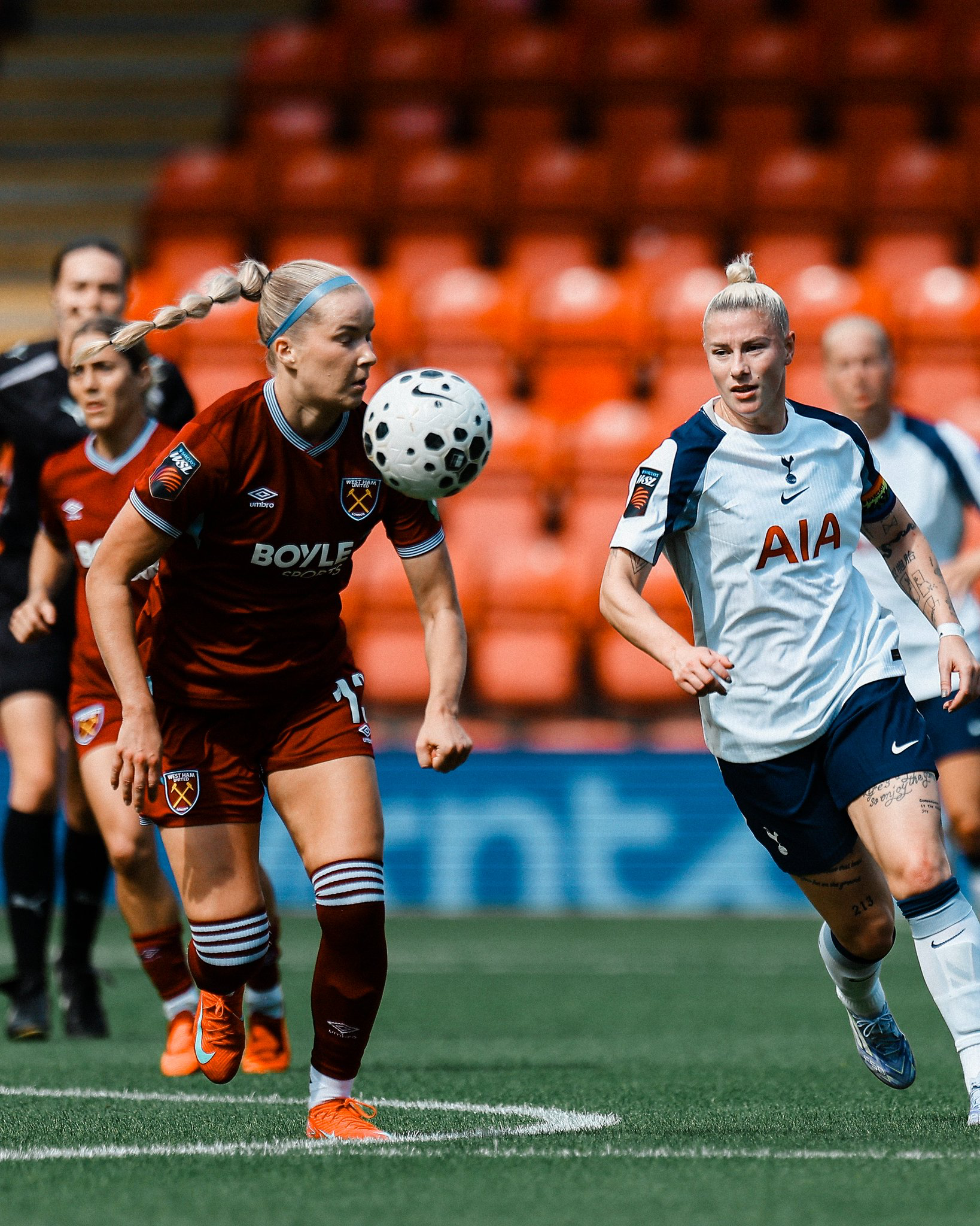 Beth England challenges Eva Nyström for the ball.