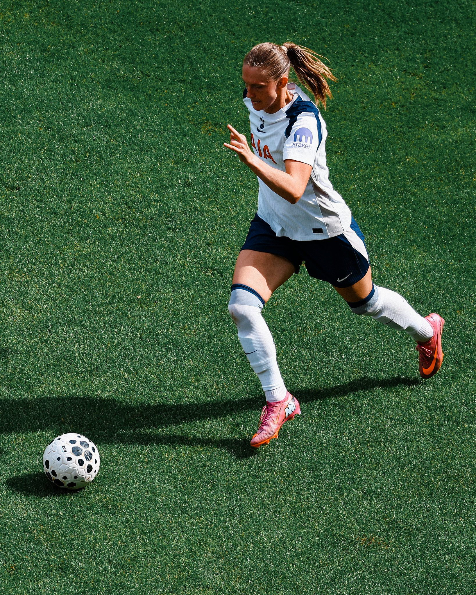 Clare Hunt runs onto the ball.