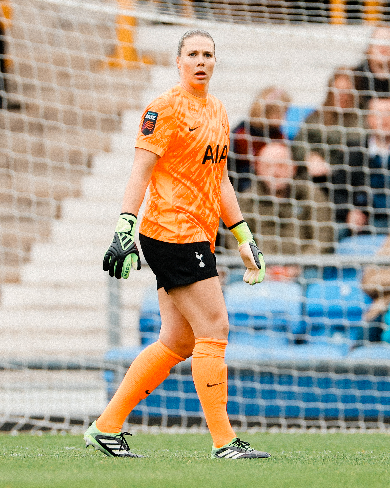 Lize Kop scans the field.