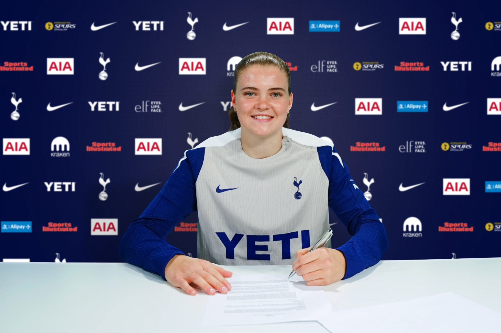 Signe Gaupset signs her Spurs contract.