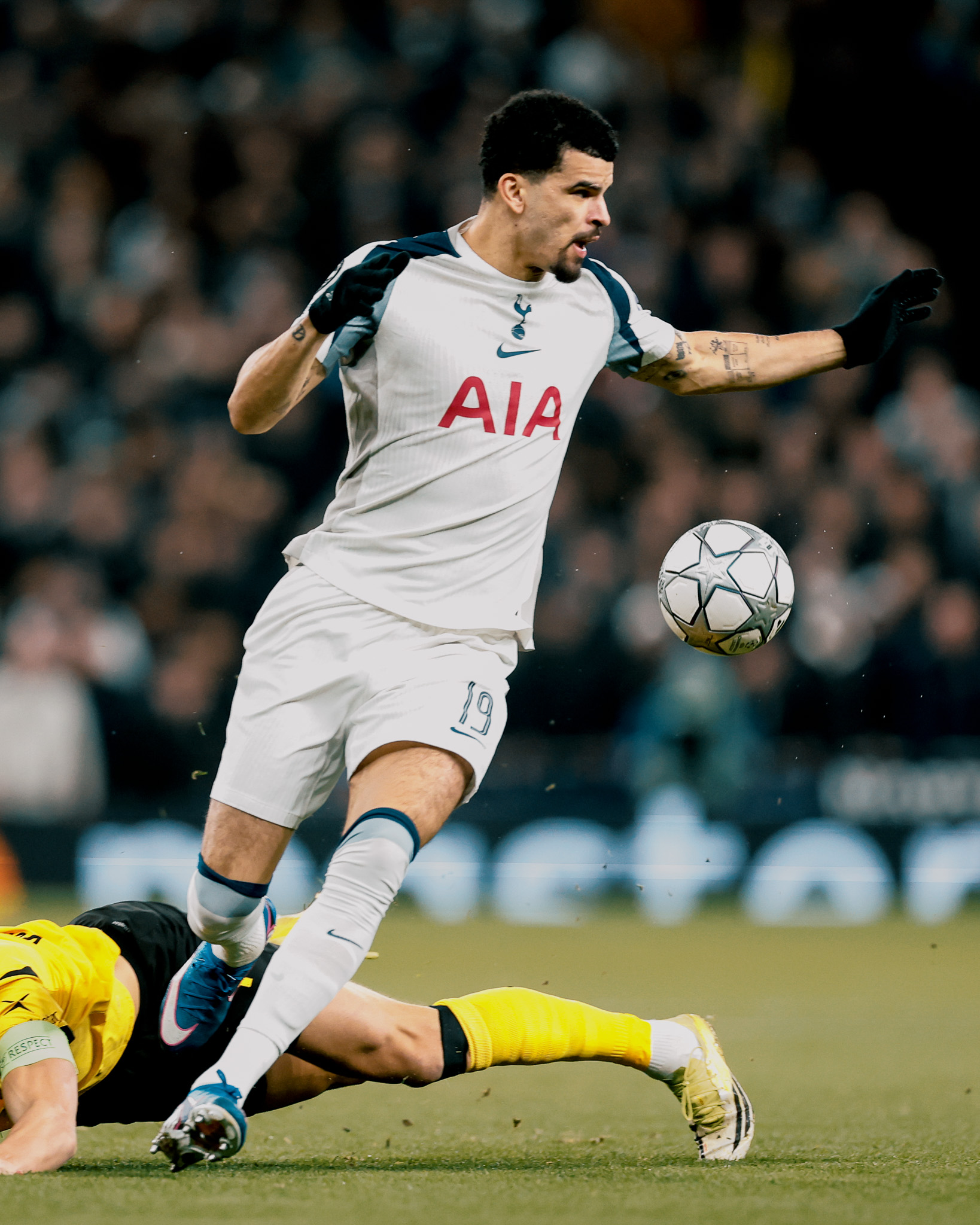 Dominic Solanke runs with the ball.