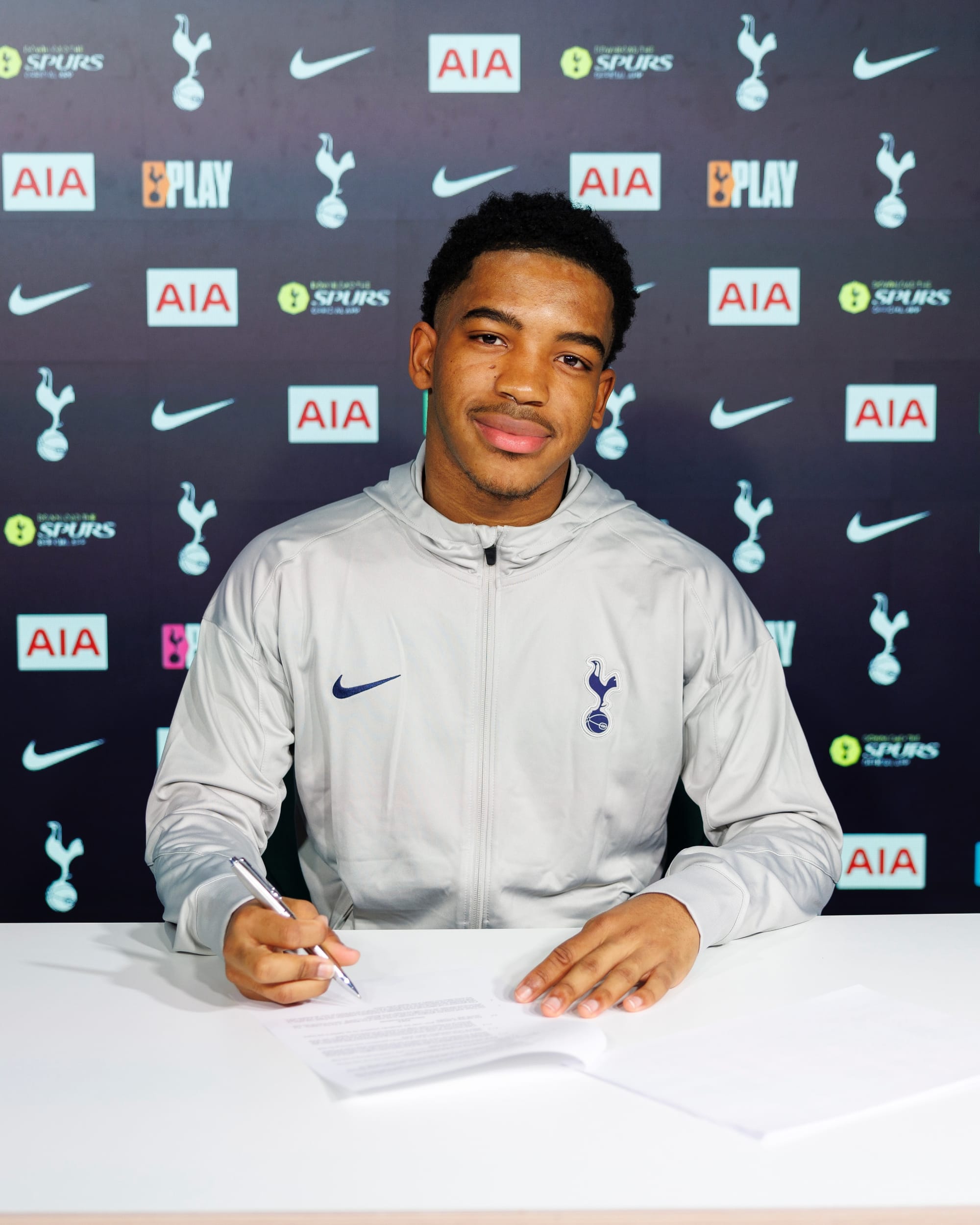 Elisha Sowunmi signs his Academy contract.