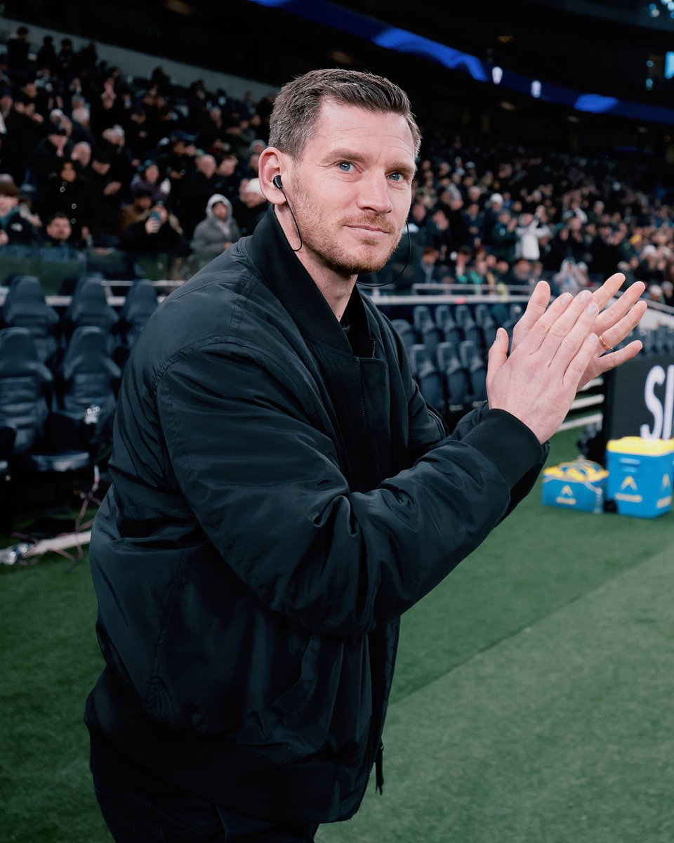 Jan Vertonghen claps on the pitch.