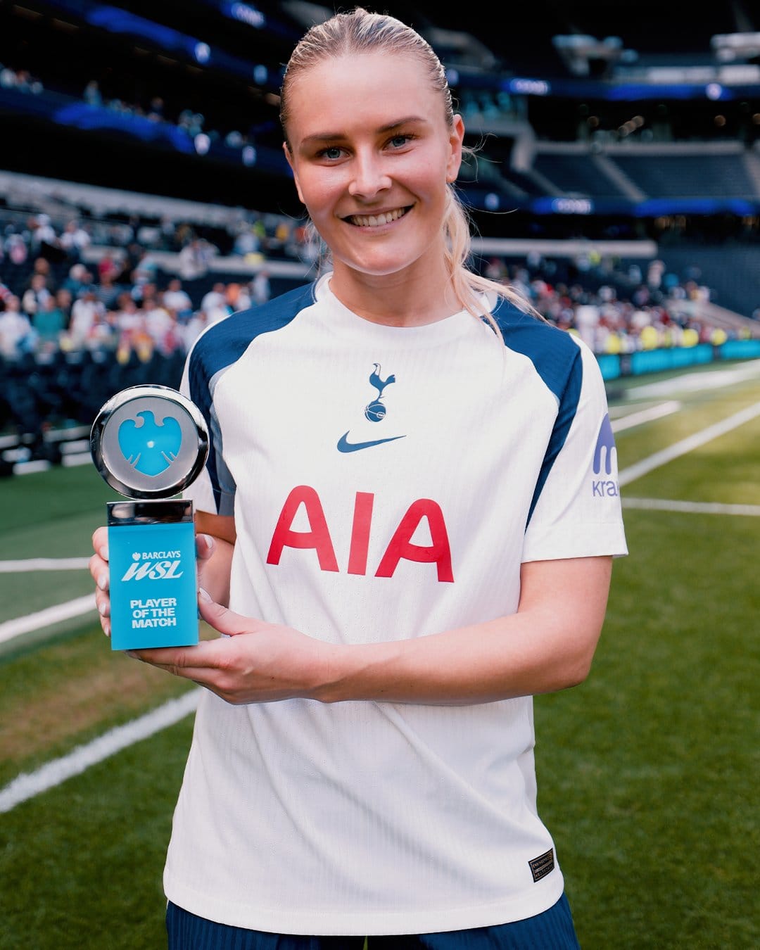 Amanda Nildén shows off her Player of the Match trophy.