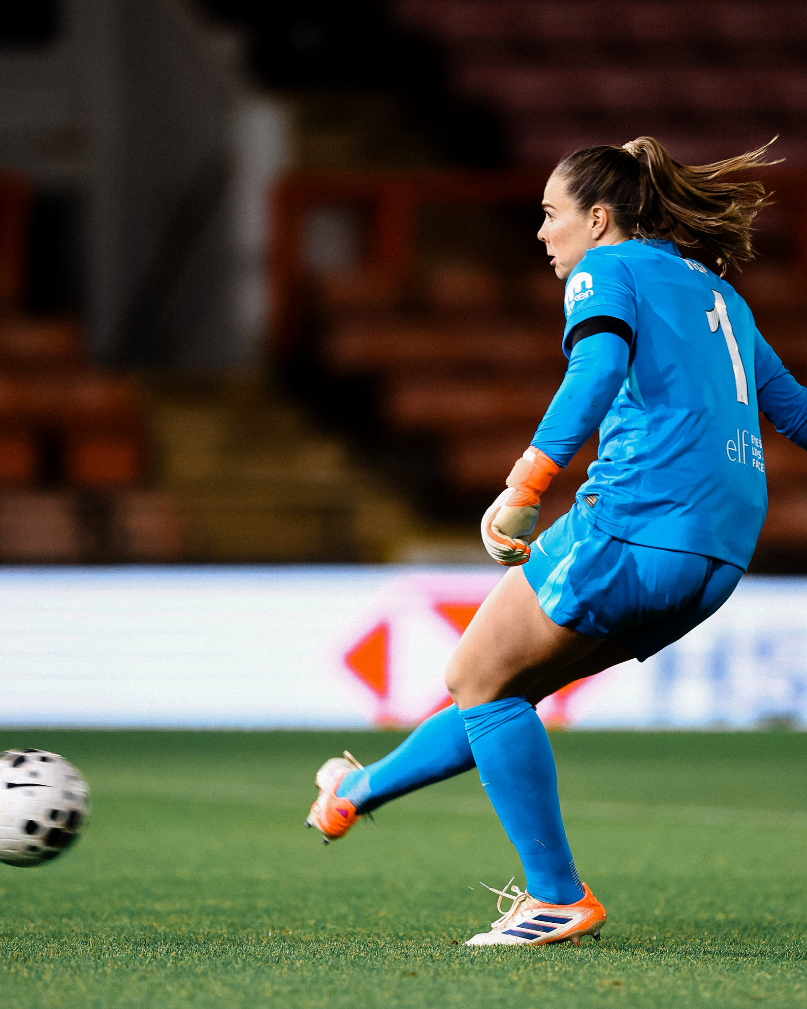 Lize Kop takes a penalty.