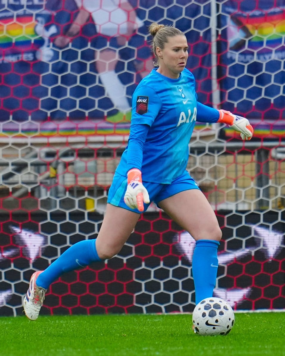 Lize Kop prepares to pass the ball.
