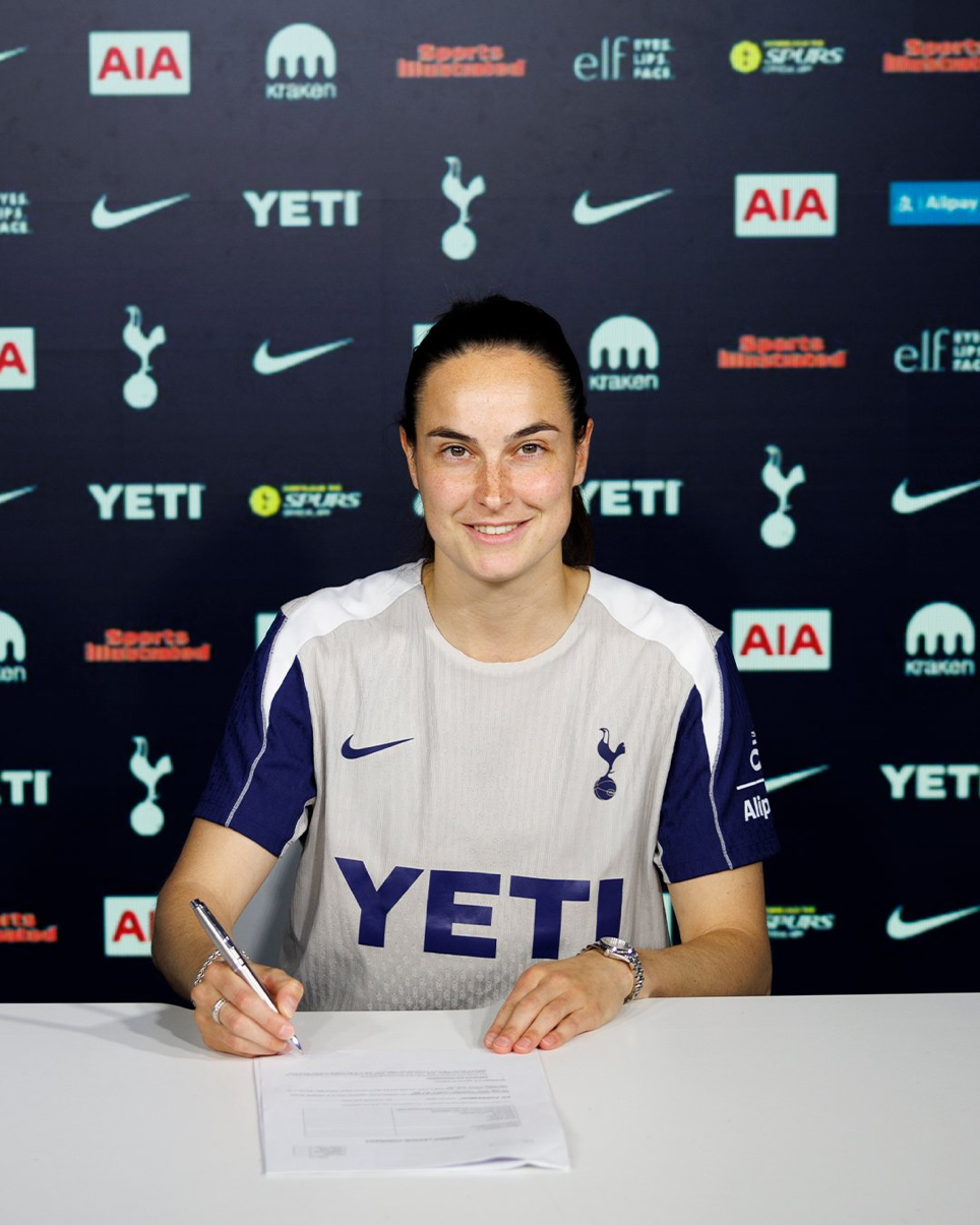 Caitlin Dijsktra signs her Spurs contract.