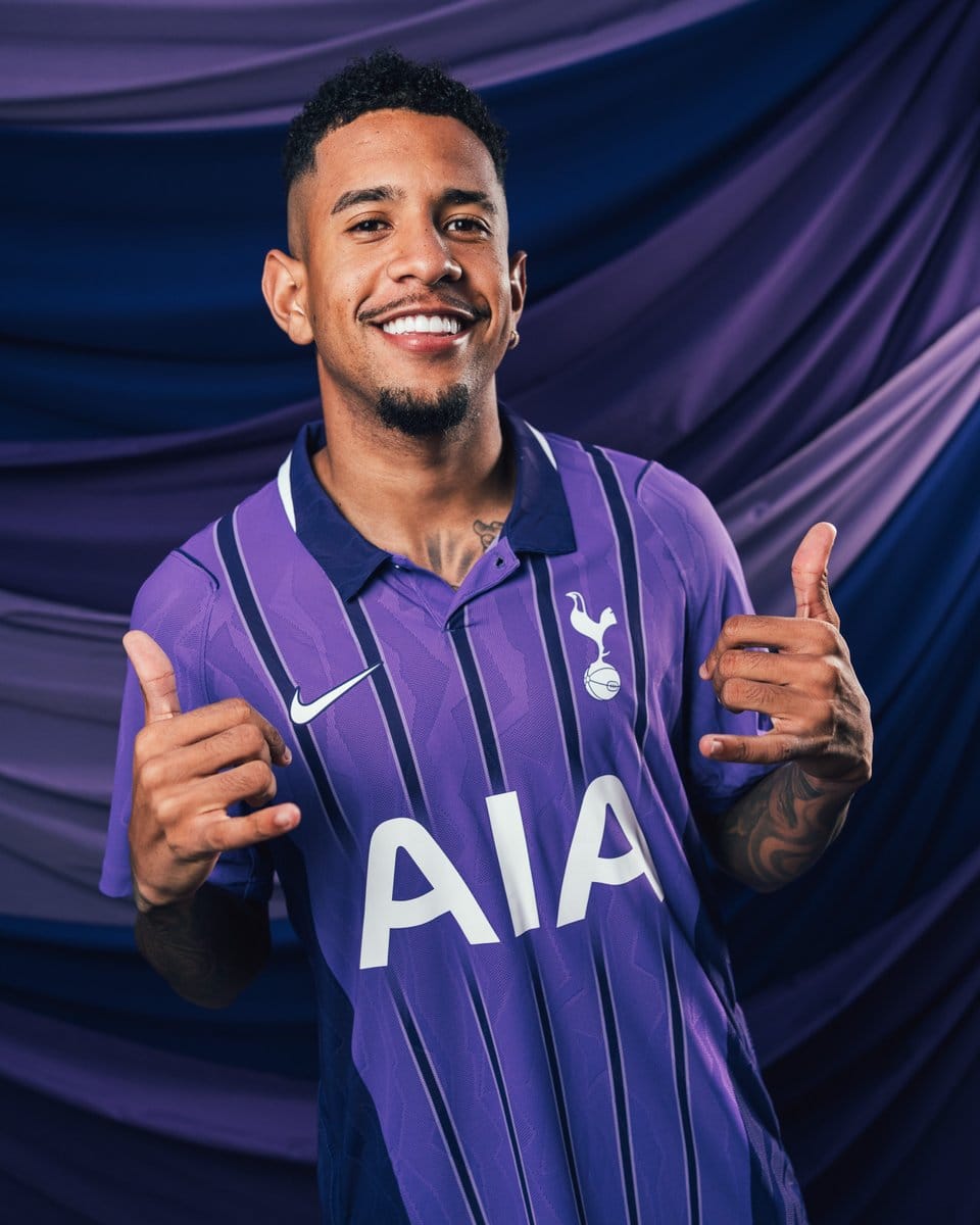 Sávio holds two thumbs up in the third kit.