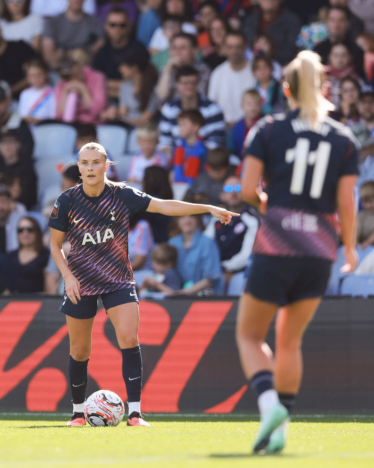 Amanda Nildén points to her left as she stands over the ball.