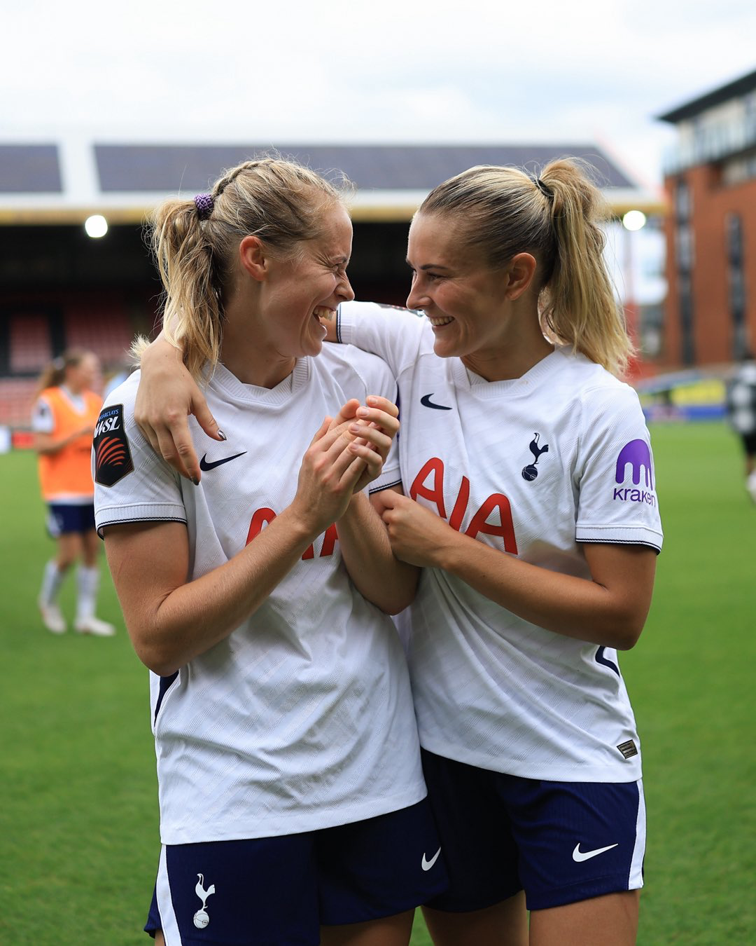 Amanda Nildén puts an arm around a smiling Julie Blakstad.