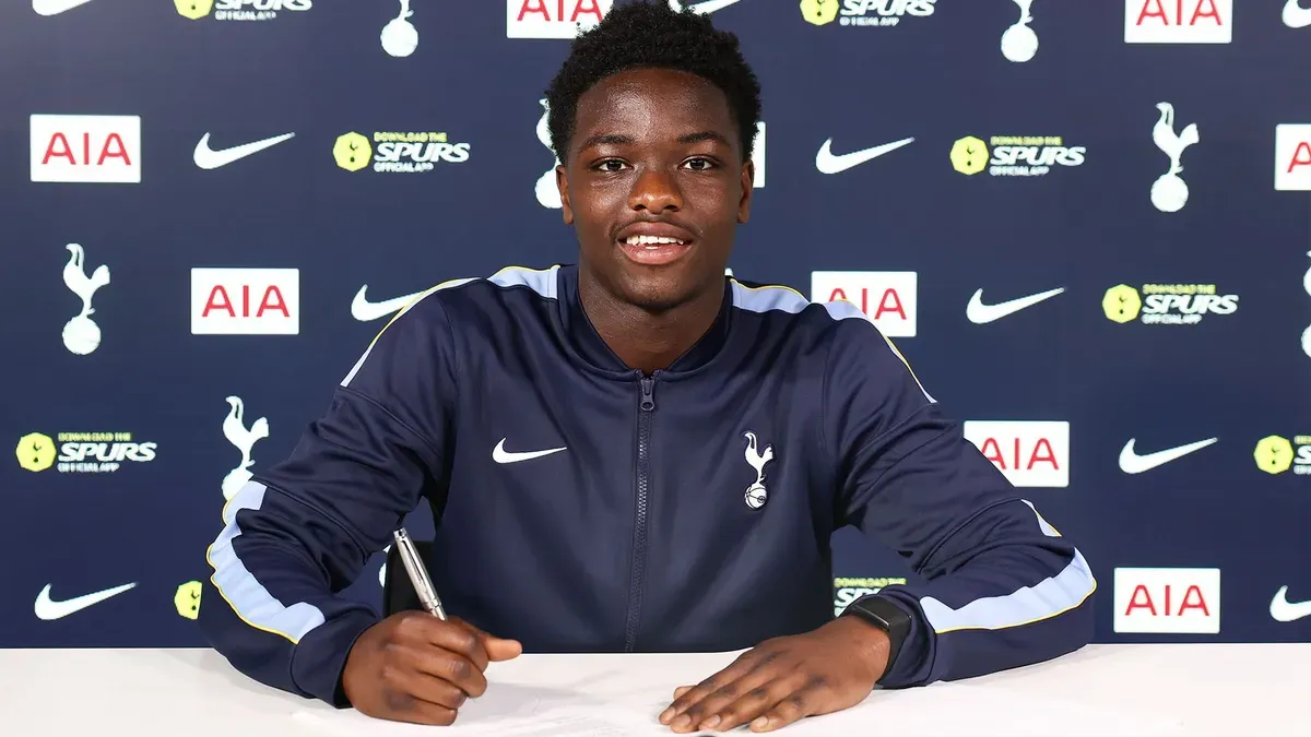 Kwasi Senyah signs his first Academy contract with Spurs.