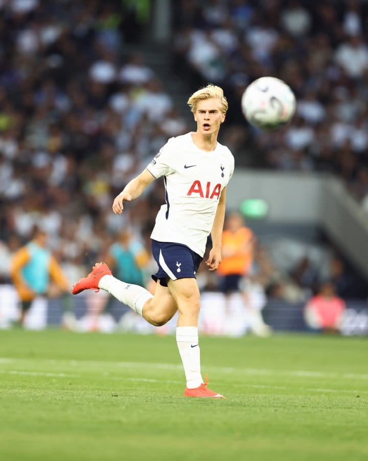Lucas Bergvall scans the pitch.