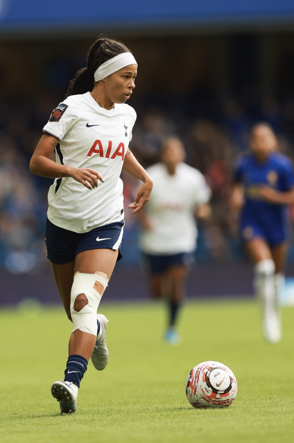 Lenna Gunning-Williams dribbles the ball.