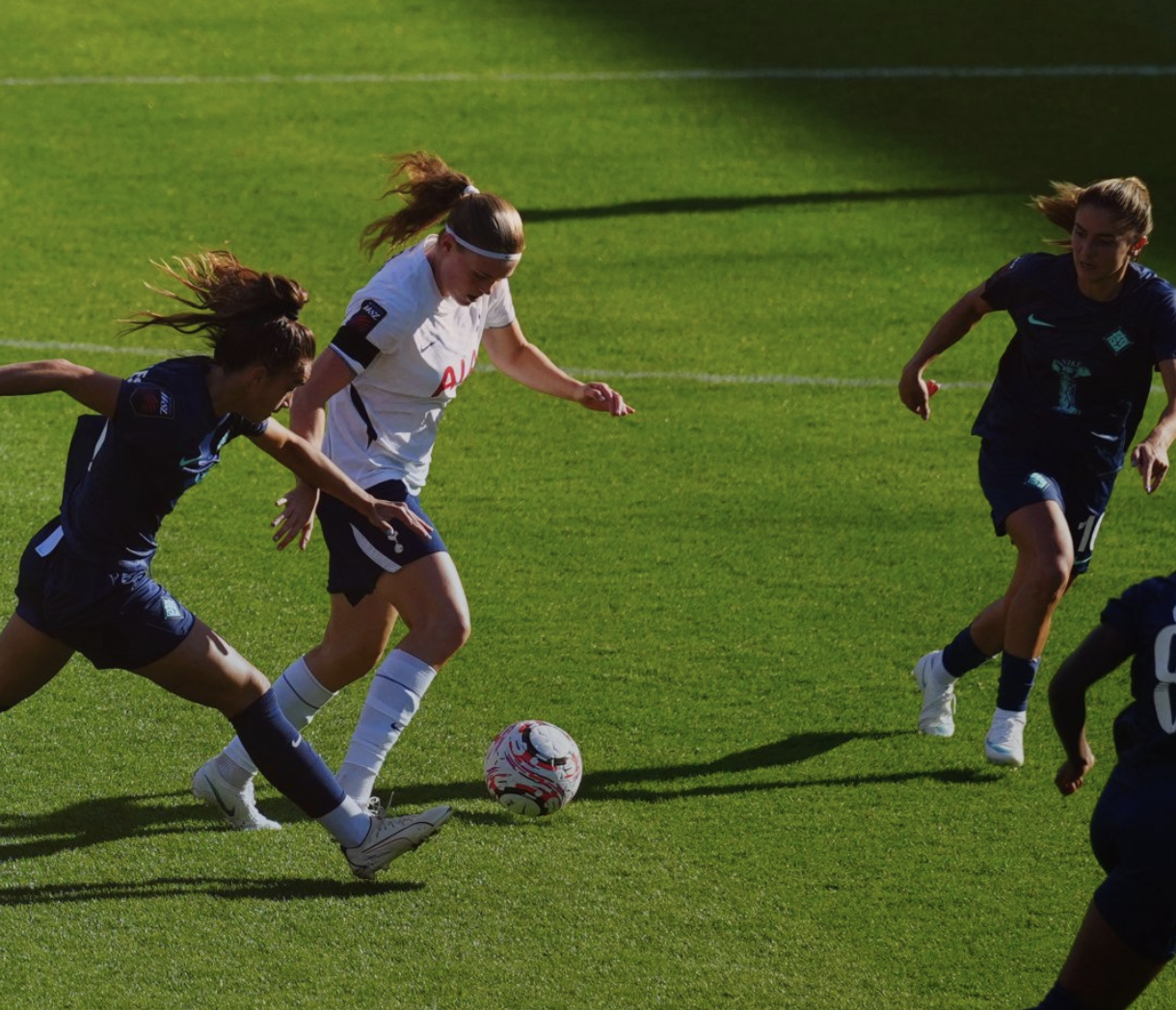 Signe Gaupset dribbles past a London City player.