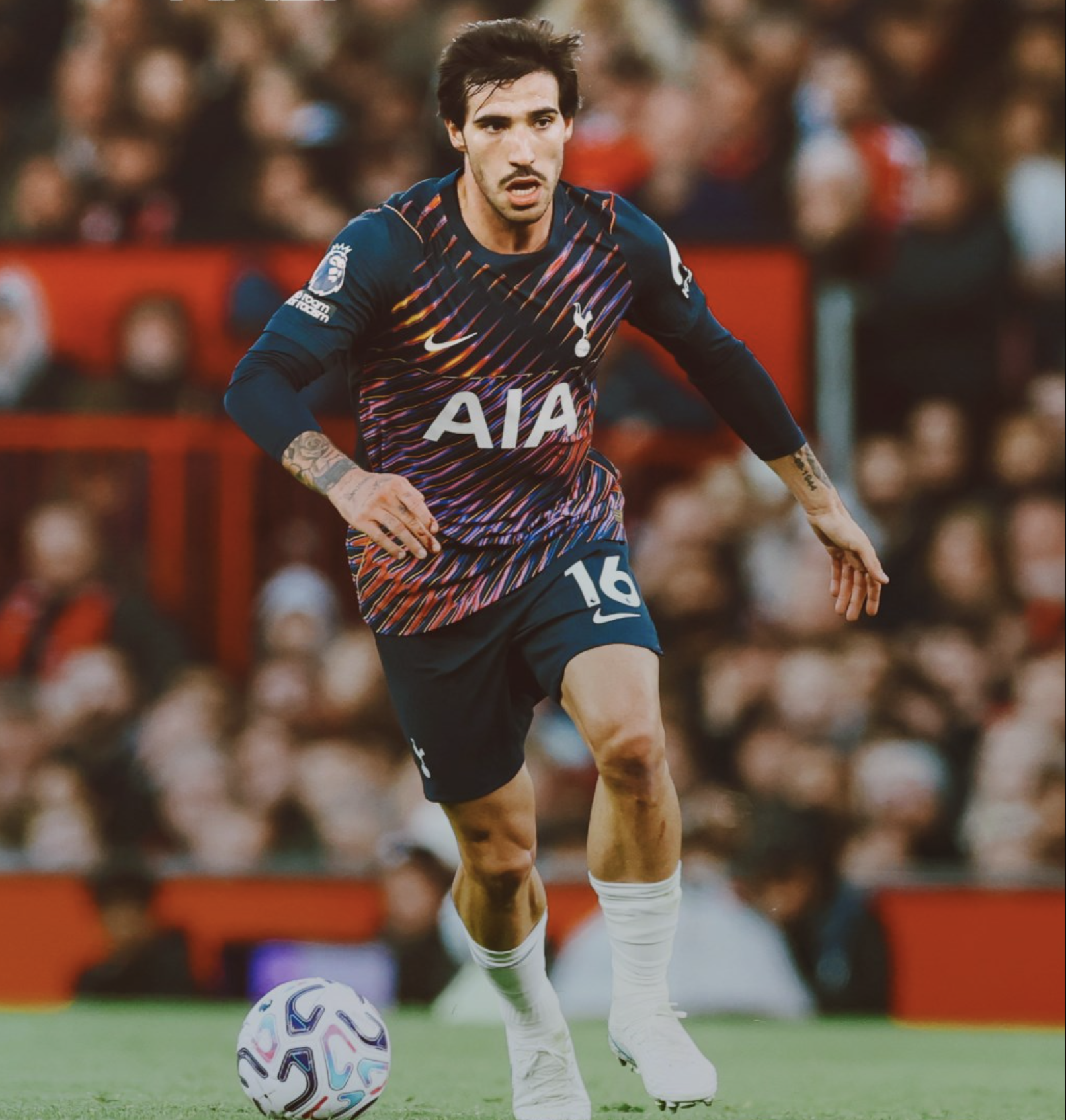 Sandro Tonali dribbles the ball.