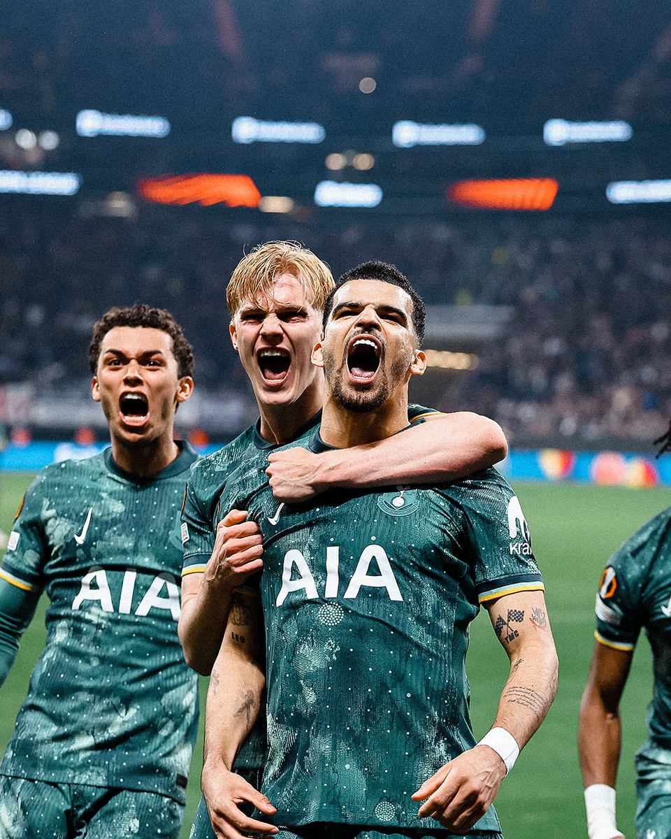 Lucas Bergvall puts his arm around Dominic Solanke to celebrate, Brennan Johnson roaring in the background.