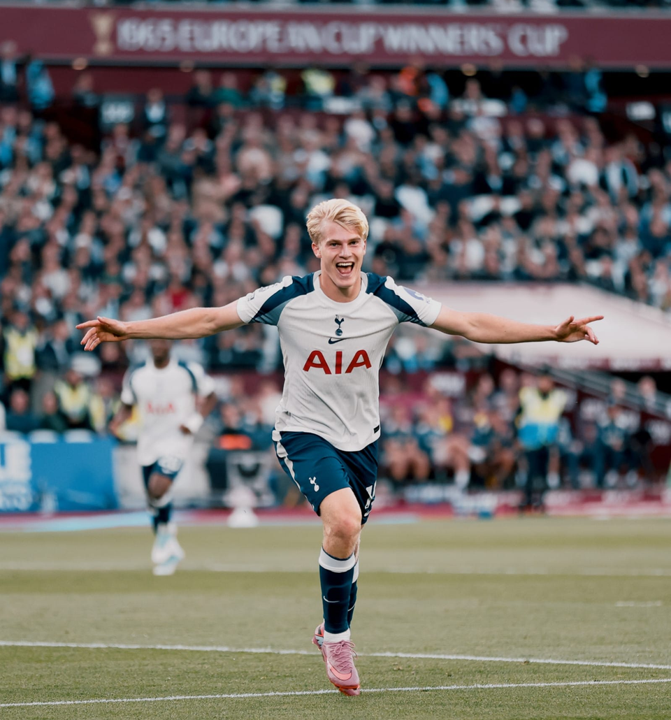 Lucas Bergvall stretches out his hands in celebration of his first PL goal.