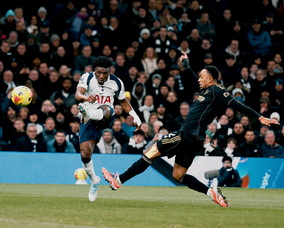 Mohammed Kudus takes a shot.