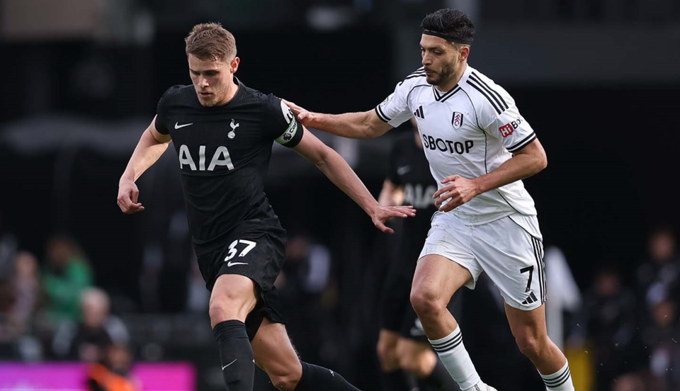 Micky van de Ven challenges Raúl Jiménez for the ball.