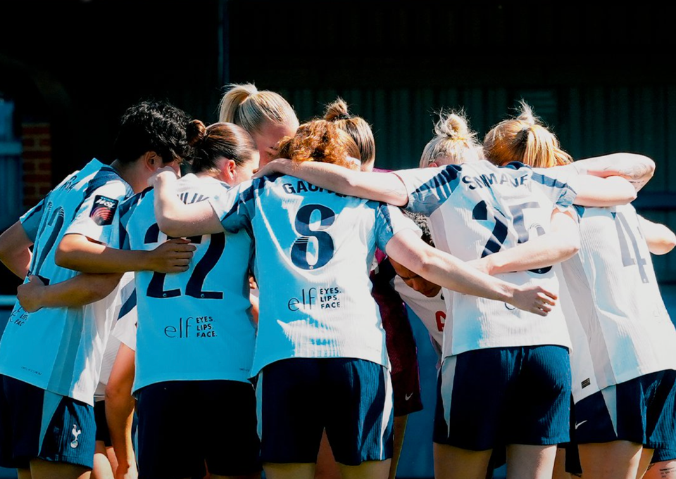 The team huddles before kickoff.