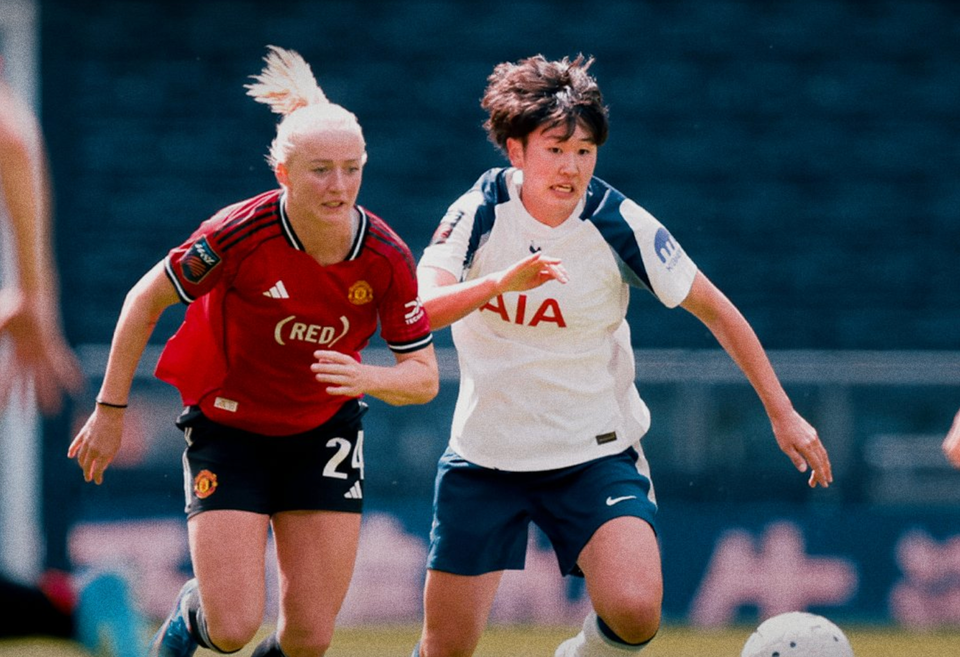 Tōko Koga battles Lea Schüller for the ball.