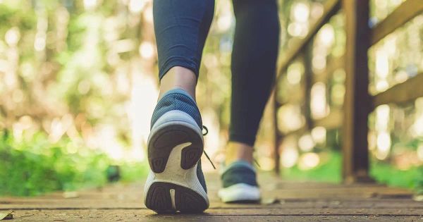 뒤로 걷는 것은 기억력을 향상시켜 줍니다