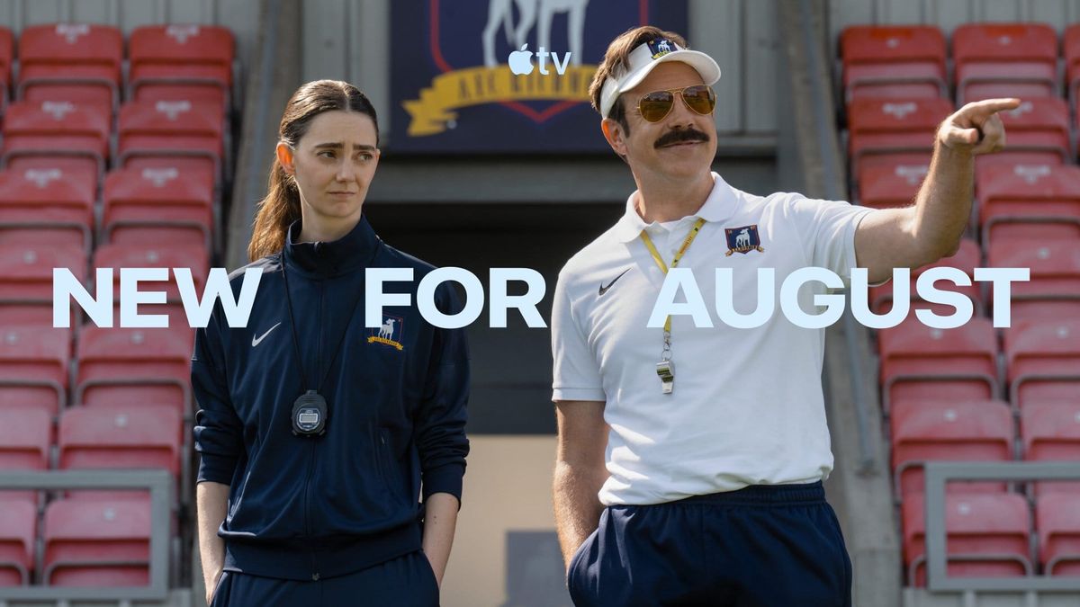 Jason Sudeikis som Ted Lasso og Tanya Reynolds som Alice i Apples officielle augustoversigt