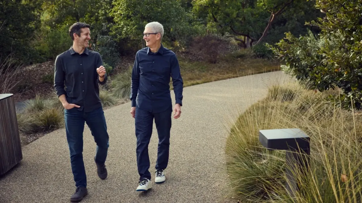 John Ternus og Tim Cook på Apple Park. Foto: Apple.