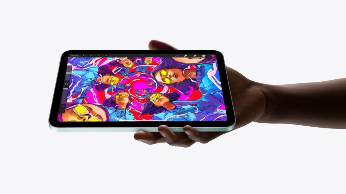 Apples nuværende iPad mini med A17 Pro i vandret format og Procreate på skærmen – officielt arkivfoto, ikke den kommende OLED-model.